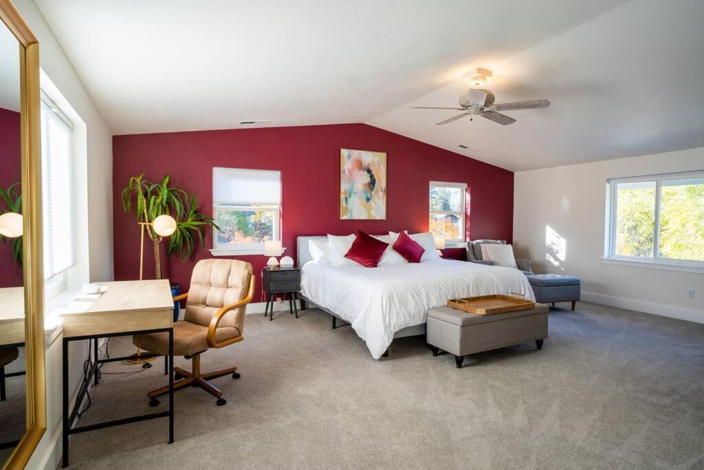 Hot Tub & Seasonal Pool -Sleeps 10- 4 min to OSF - Housity