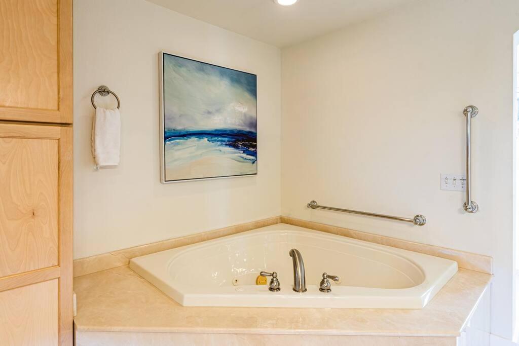 Hot Tub & Seasonal Pool -Sleeps 10- 4 min to OSF - Housity