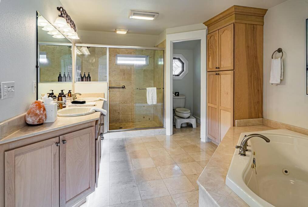 Hot Tub & Seasonal Pool -Sleeps 10- 4 min to OSF - Housity