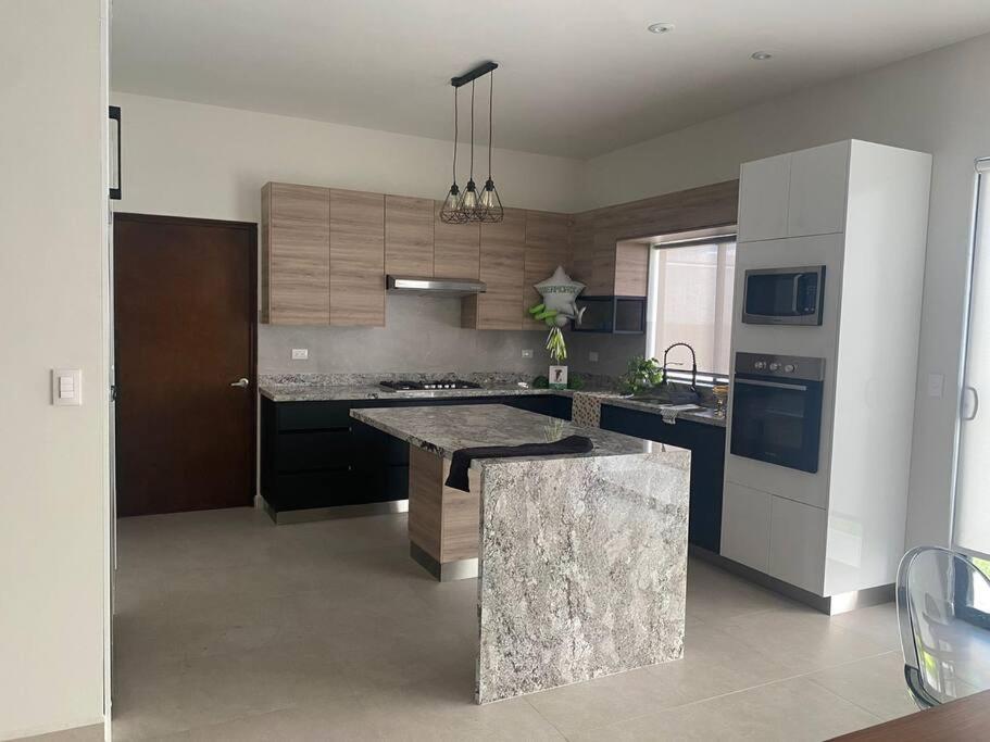 Residencia Encinos, Nueva con oficina y asador - Housity