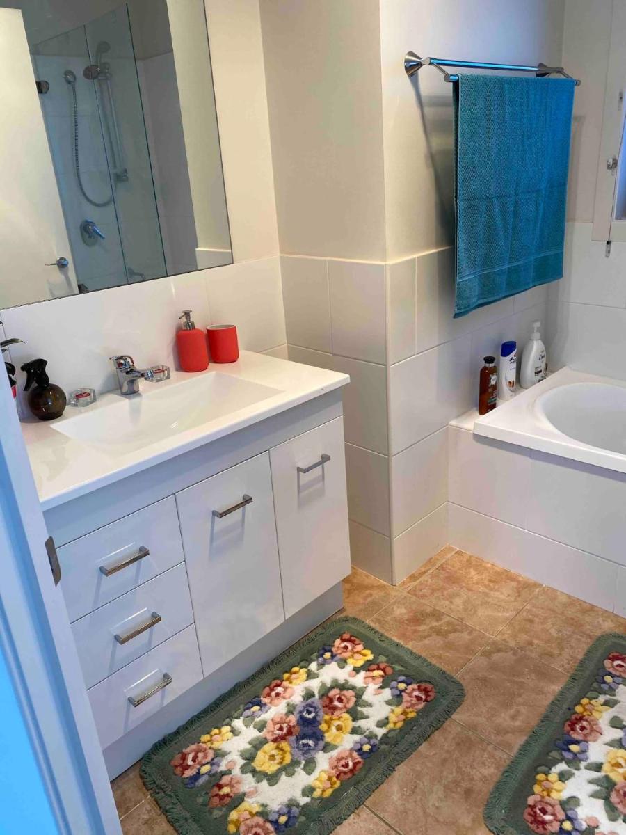 Comfortable room near the shops - Housity