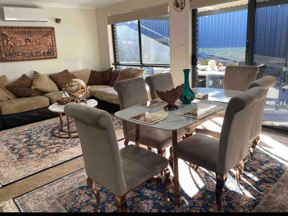 Comfortable room near the shops - Housity