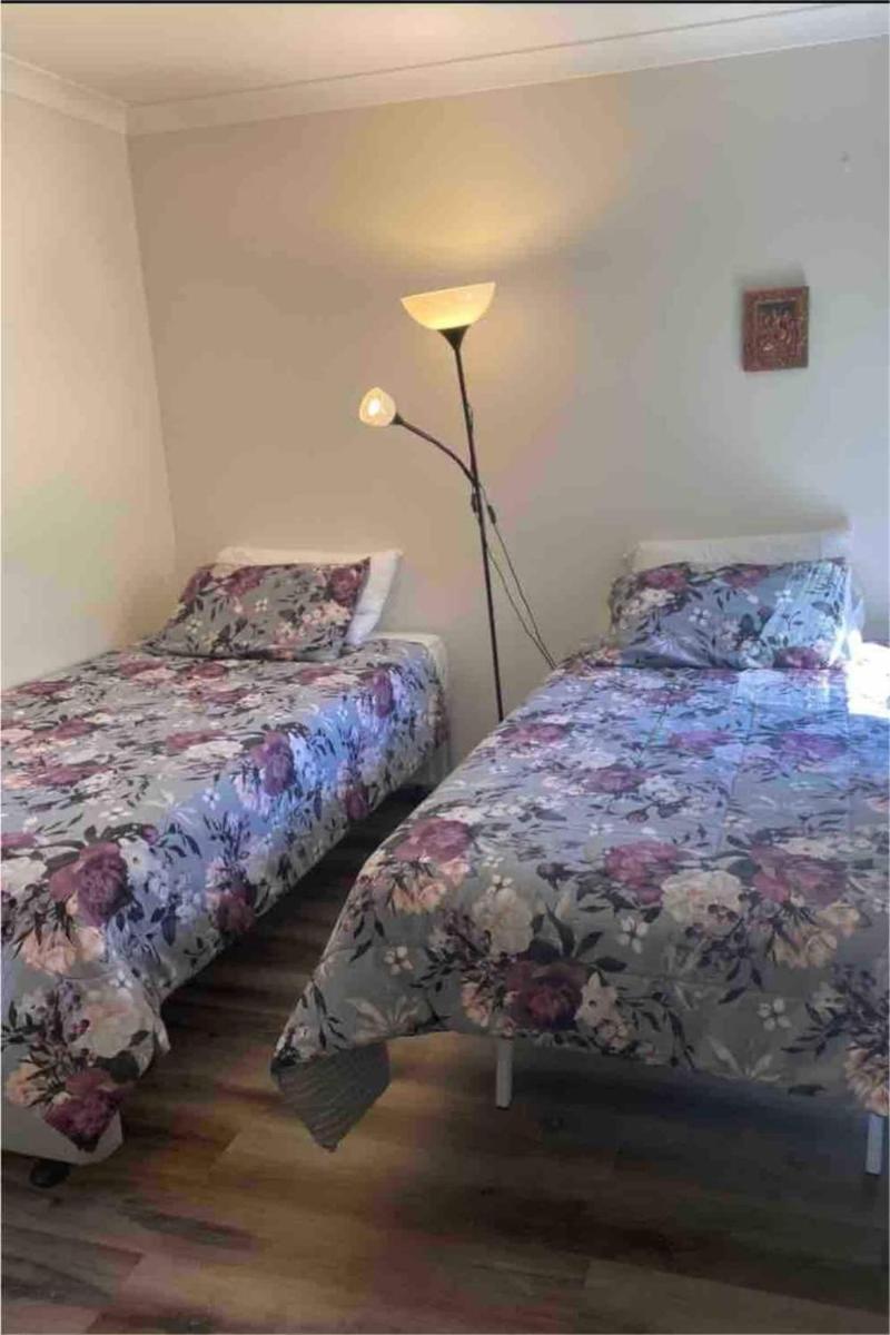 Comfortable room near the shops - Housity