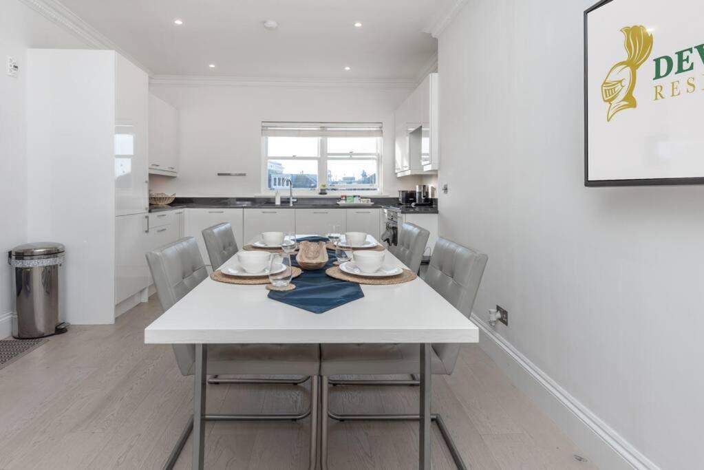 Stylish two bed apartment in the heart of Chelsea - Housity