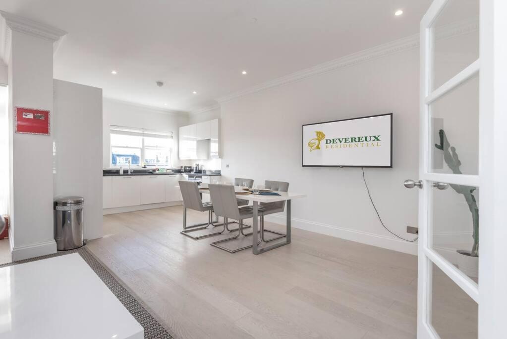 Stylish two bed apartment in the heart of Chelsea - Housity