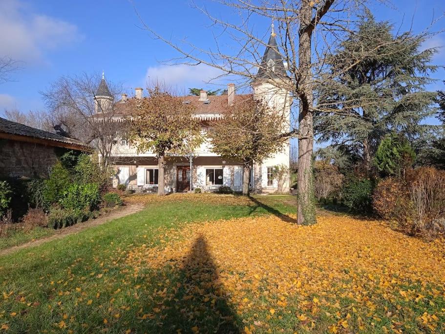 Maison calme avec piscine entourée de son parc - Housity