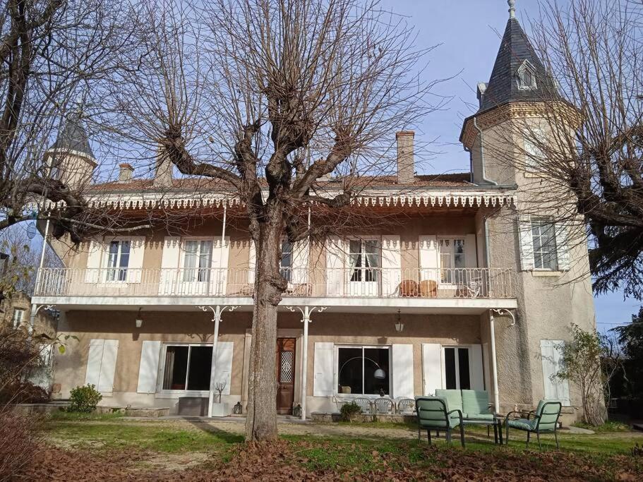 Maison calme avec piscine entourée de son parc - Housity
