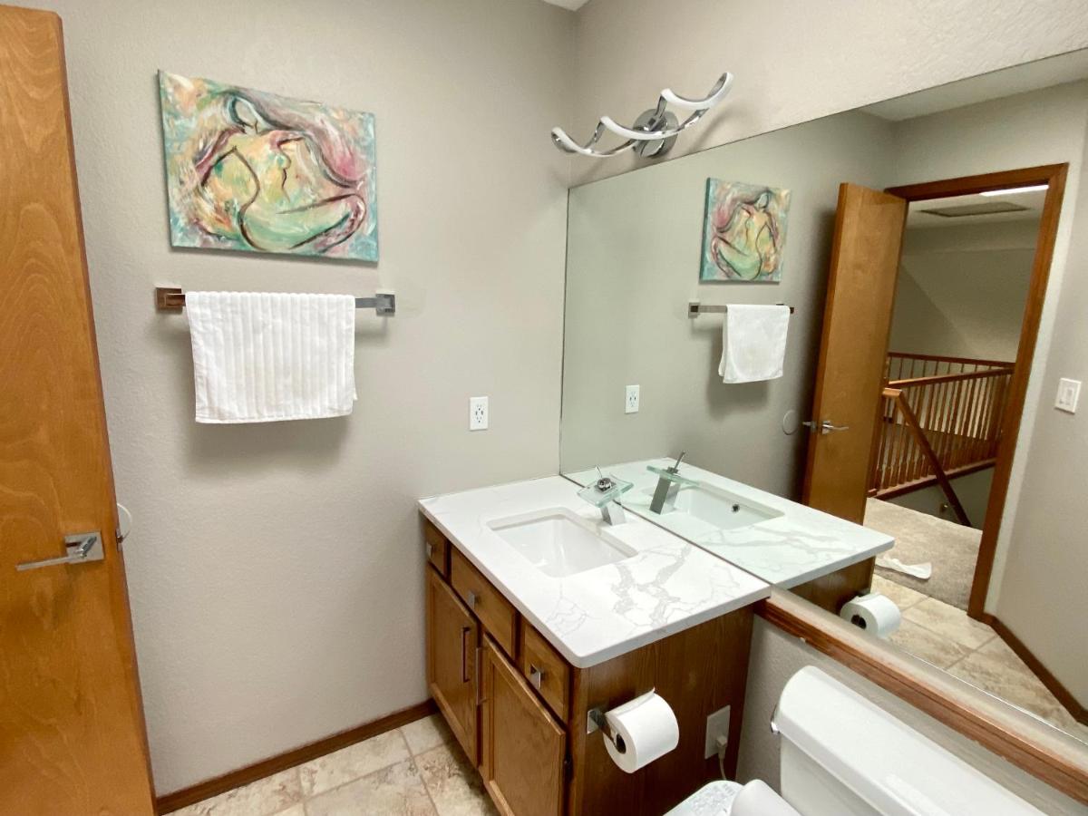 3br home 2br unit close to USAFA with fireplace - Housity