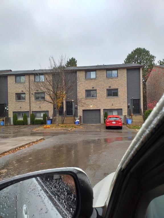 Perfect location walking distance to everywhere - Housity