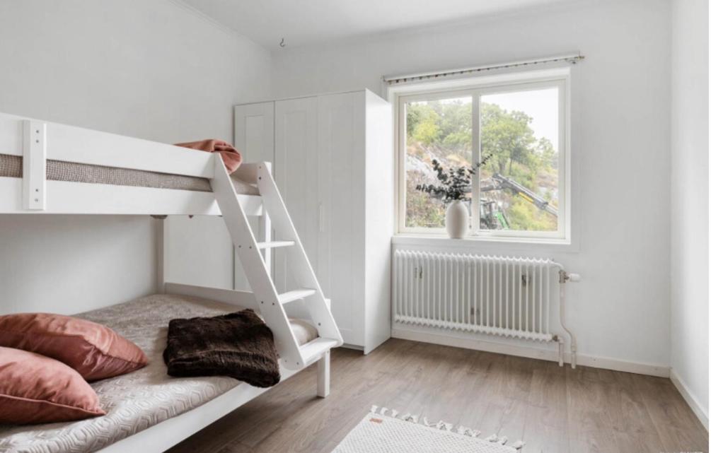 Suitetrails - Cheerful Three room villa at Strömstad City Center
