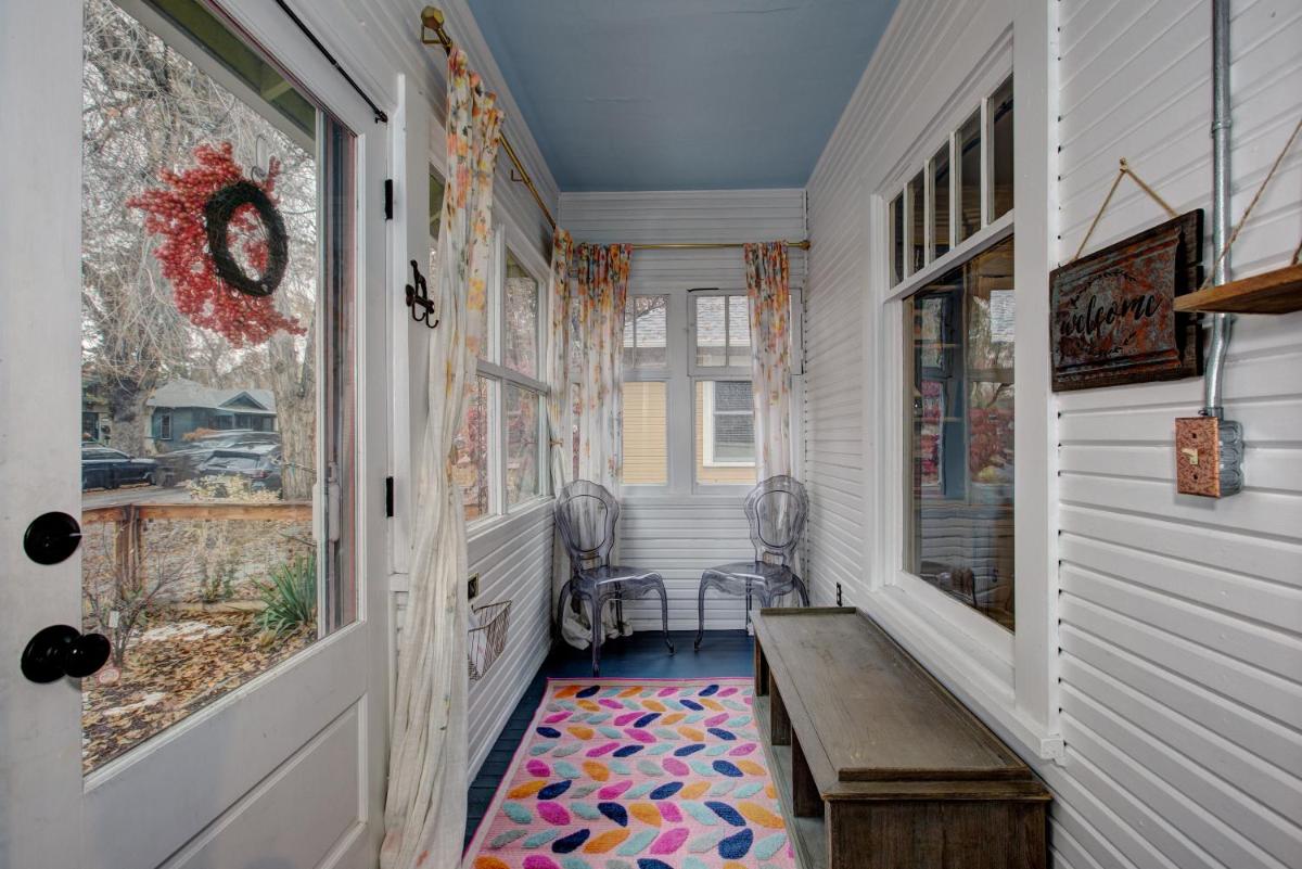 Hyde Park Sweetheart Darling North End Home with retro decor and vintage vibe, yard fenced yard where pets are welcome, Heart of Hyde Park location, close to Camel's Back Park and Bogus Basin and Downtown Boise - Housity