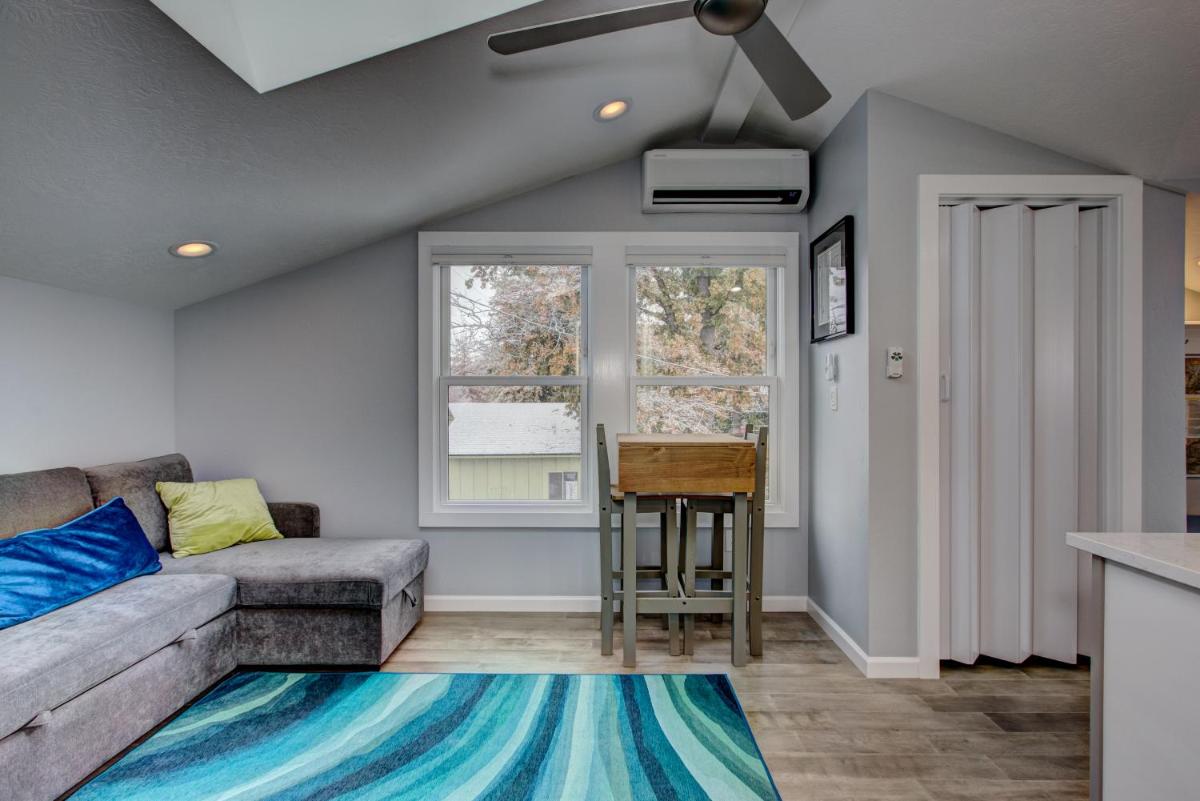 The Lilly Pad Brand New in Hyde Park! Pet Friendly, fully fenced yard, walking distance to Hyde Park shops, and dining and Camel's Back Park - Housity