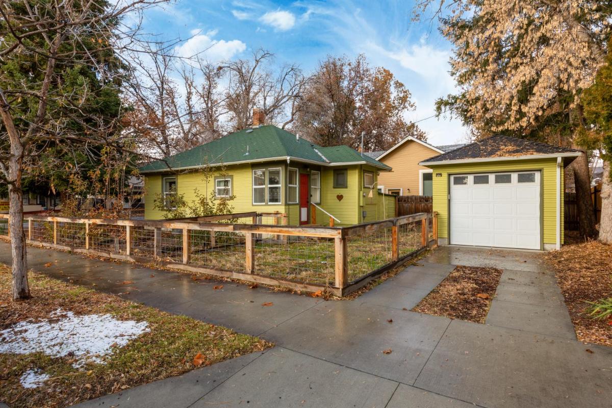 Hyde Park Sweetheart Darling North End Home with retro decor and vintage vibe, yard fenced yard where pets are welcome, Heart of Hyde Park location, close to Camel's Back Park and Bogus Basin and Downtown Boise - Housity