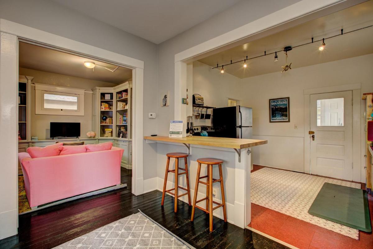 Hyde Park Sweetheart Darling North End Home with retro decor and vintage vibe, yard fenced yard where pets are welcome, Heart of Hyde Park location, close to Camel's Back Park and Bogus Basin and Downtown Boise - Housity