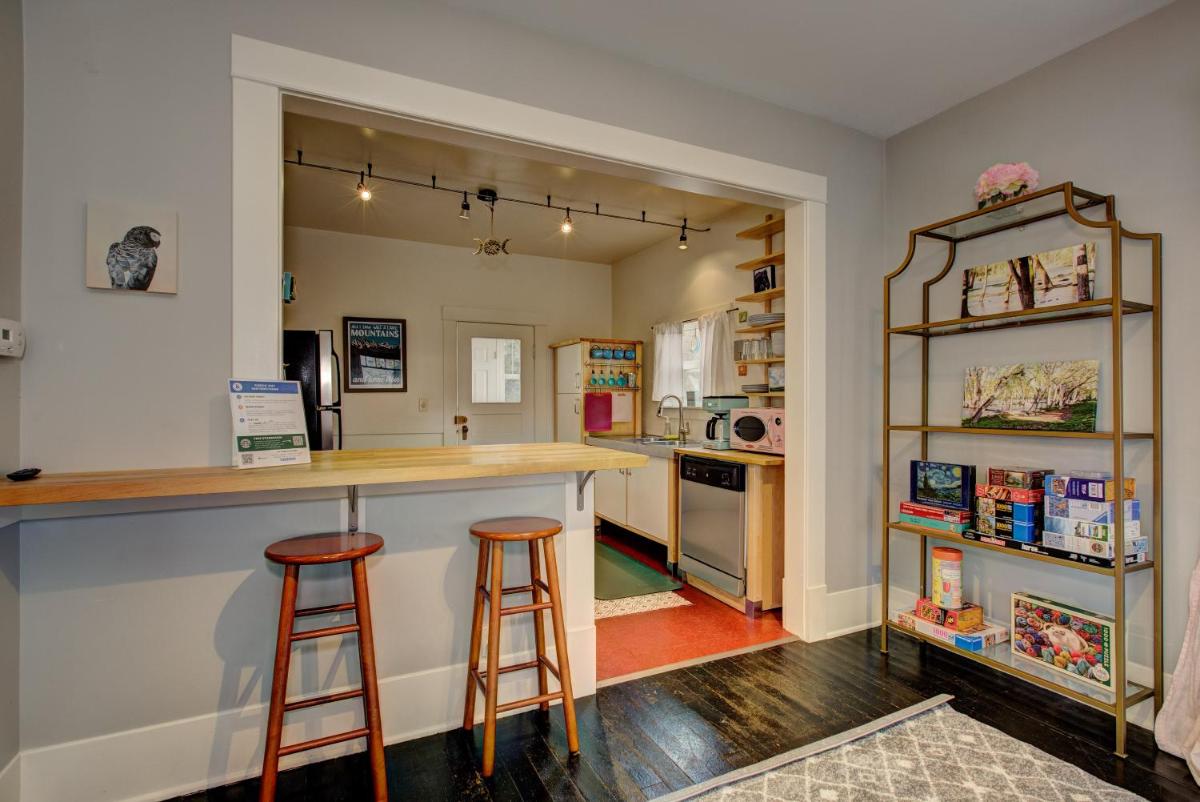 Hyde Park Sweetheart Darling North End Home with retro decor and vintage vibe, yard fenced yard where pets are welcome, Heart of Hyde Park location, close to Camel's Back Park and Bogus Basin and Downtown Boise - Housity