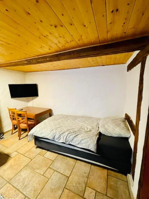 Zweibettzimmer mit eigenem Bad - Housity