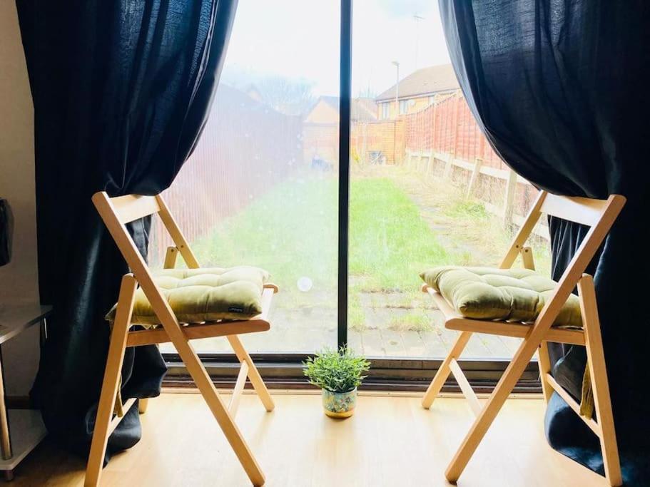 Enjoy the Entire 1 bed house with group of 5 - City Centre - Private Carpark - Garden - Housity