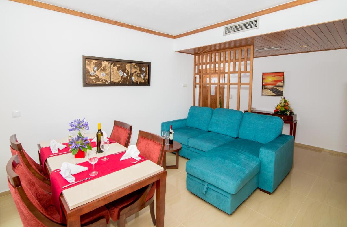 Uma área de estar em Muthu Oura Praia Hotel