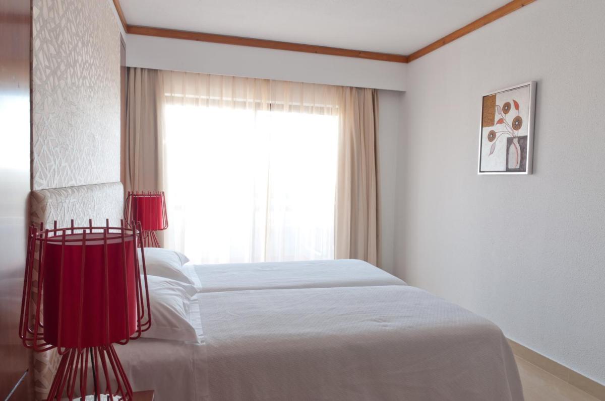 Uma cama ou camas num quarto em Muthu Oura Praia Hotel