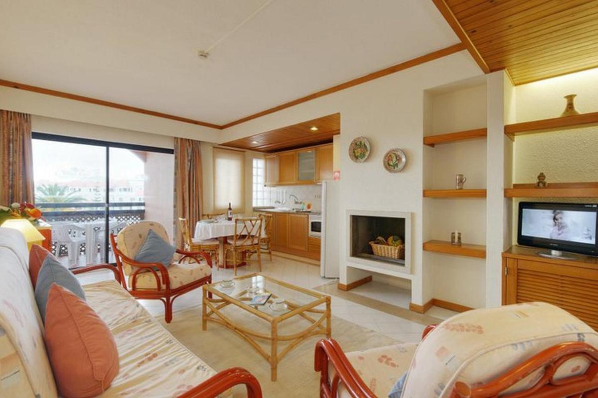 Uma área de estar em Muthu Oura Praia Hotel