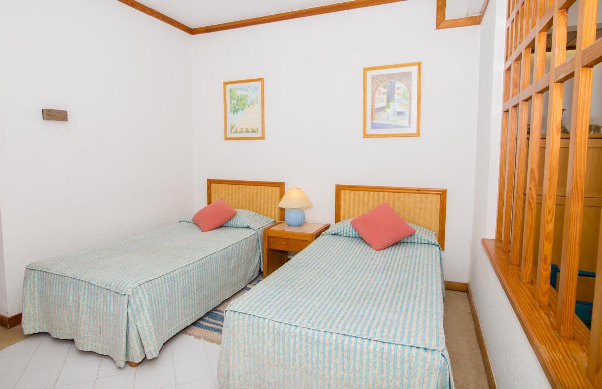 Uma cama ou camas num quarto em Muthu Oura Praia Hotel
