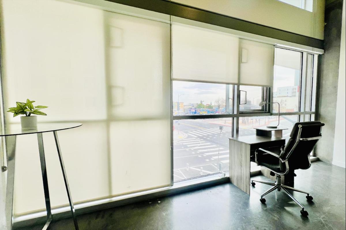Luxury 2 Level Condo w/ Washer & Dryer - Housity