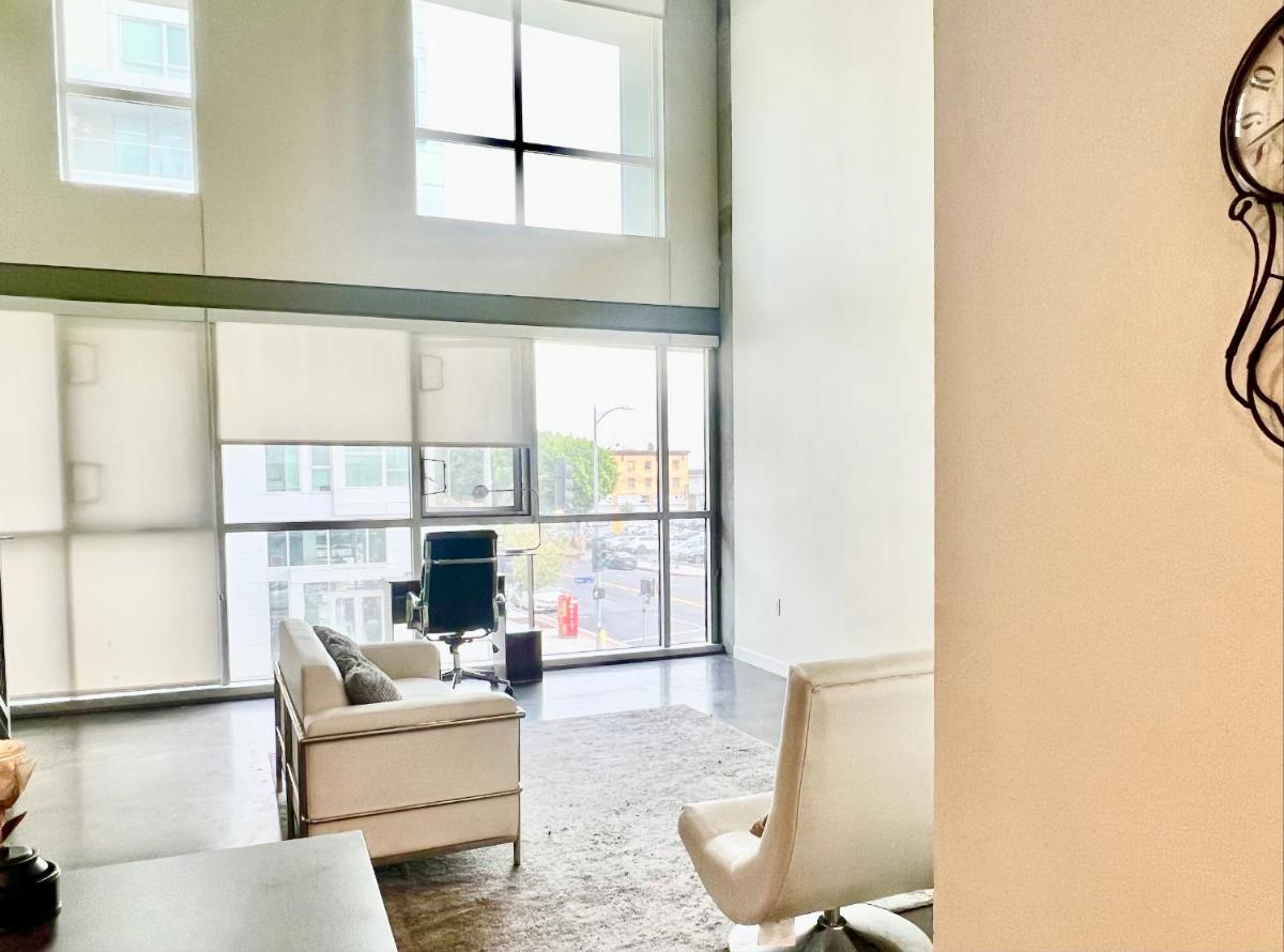 Luxury 2 Level Condo w/ Washer & Dryer - Housity
