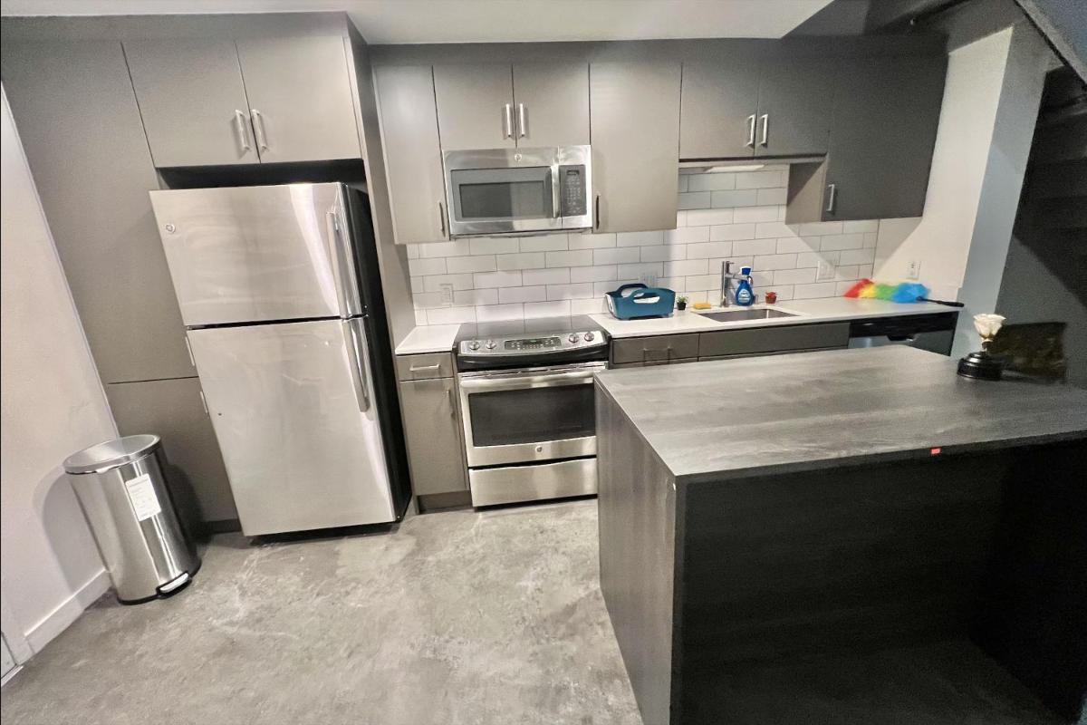 Luxury 2 Level Condo w/ Washer & Dryer - Housity