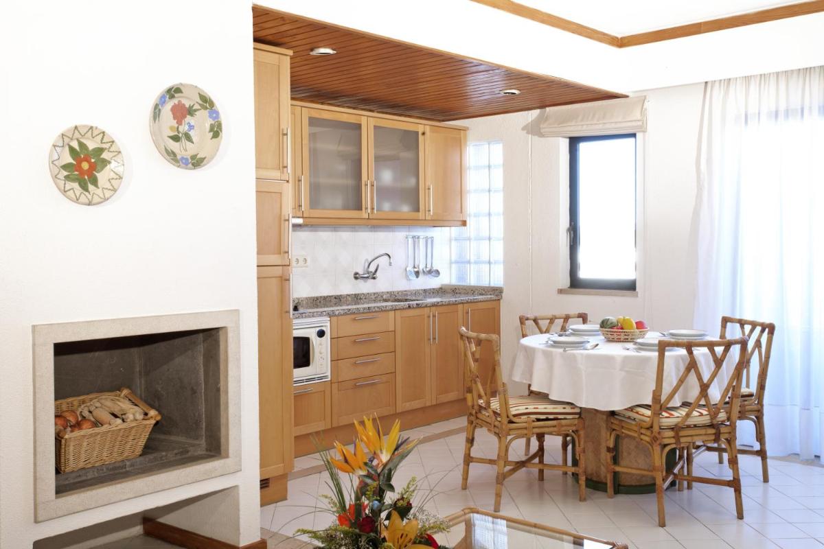 A cozinha ou kitchenette de Muthu Oura Praia Hotel