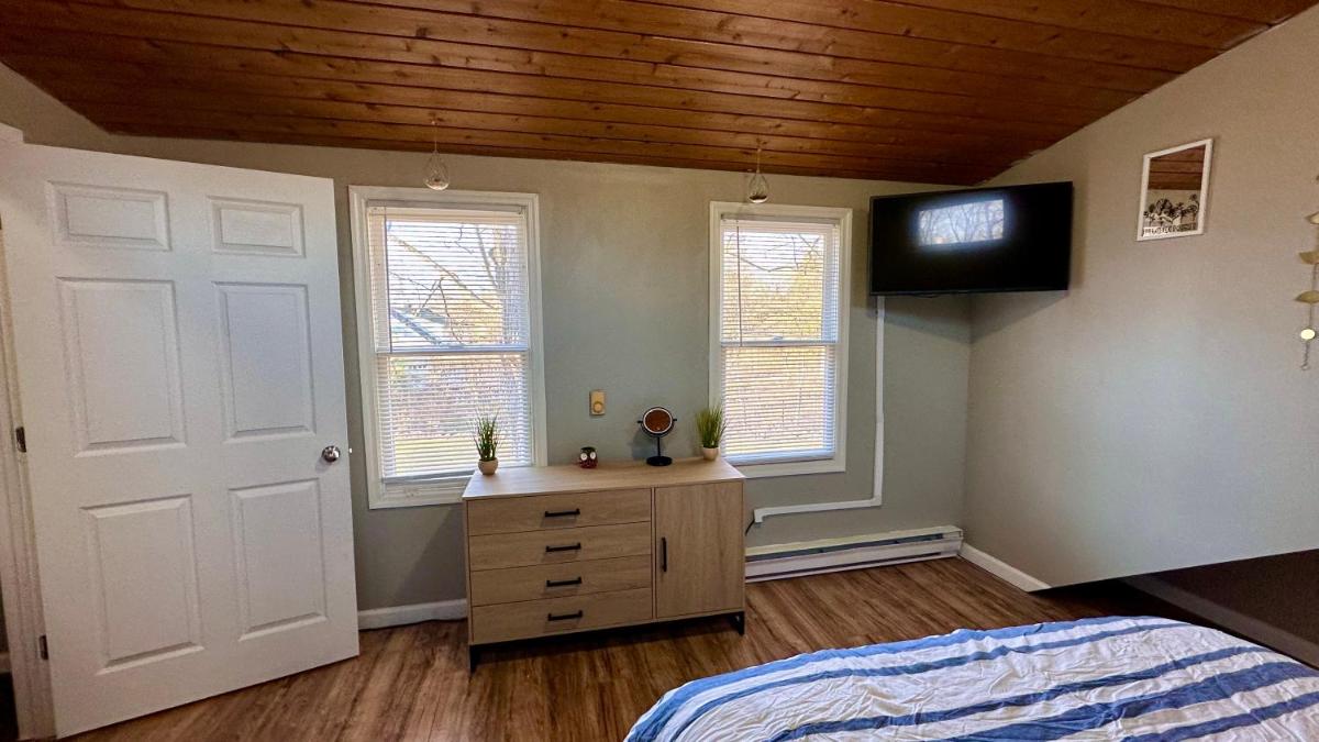 Pet friendly Home in Poughkeepsie- Hot Tub- Private cook experience option - Housity