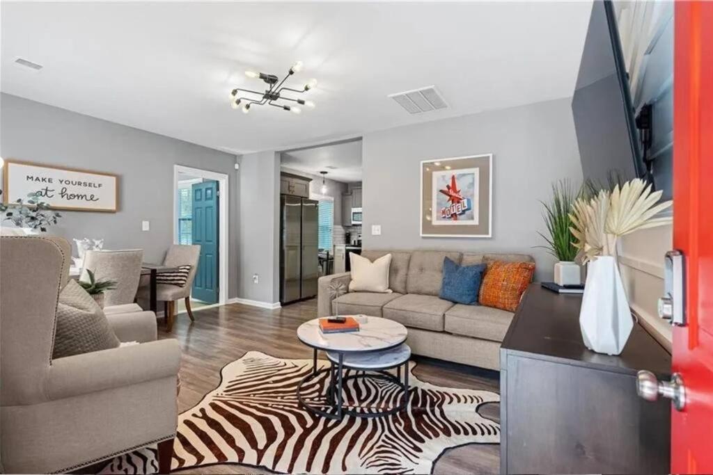 The Scarlet Door: West Midtown - Housity