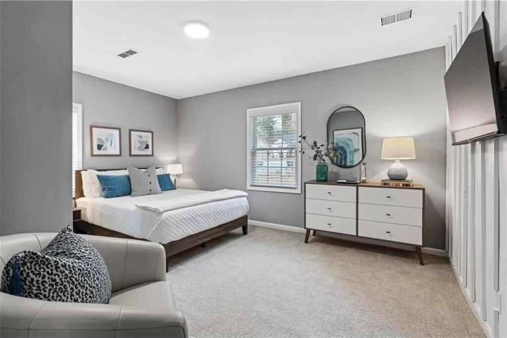 The Scarlet Door: West Midtown - Housity
