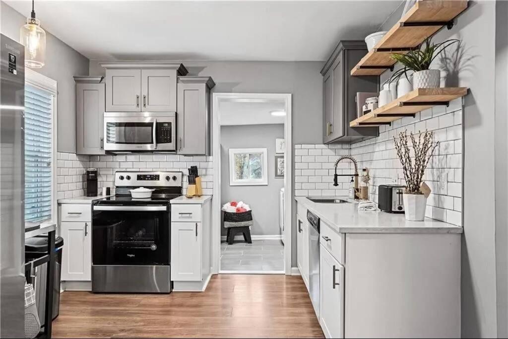 The Scarlet Door: West Midtown - Housity