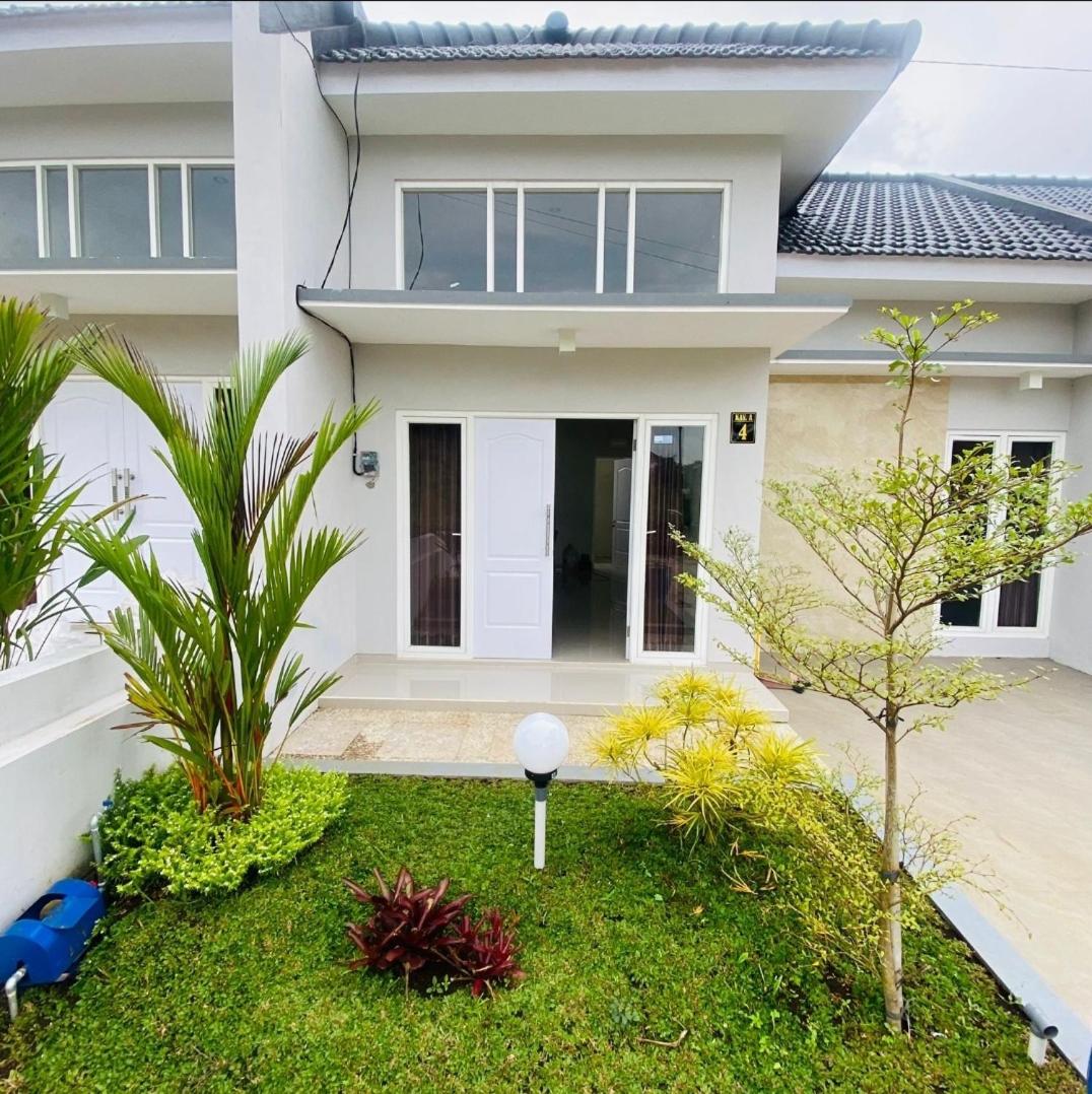 Monica's Villa Sultan Junrejo Batu - Housity