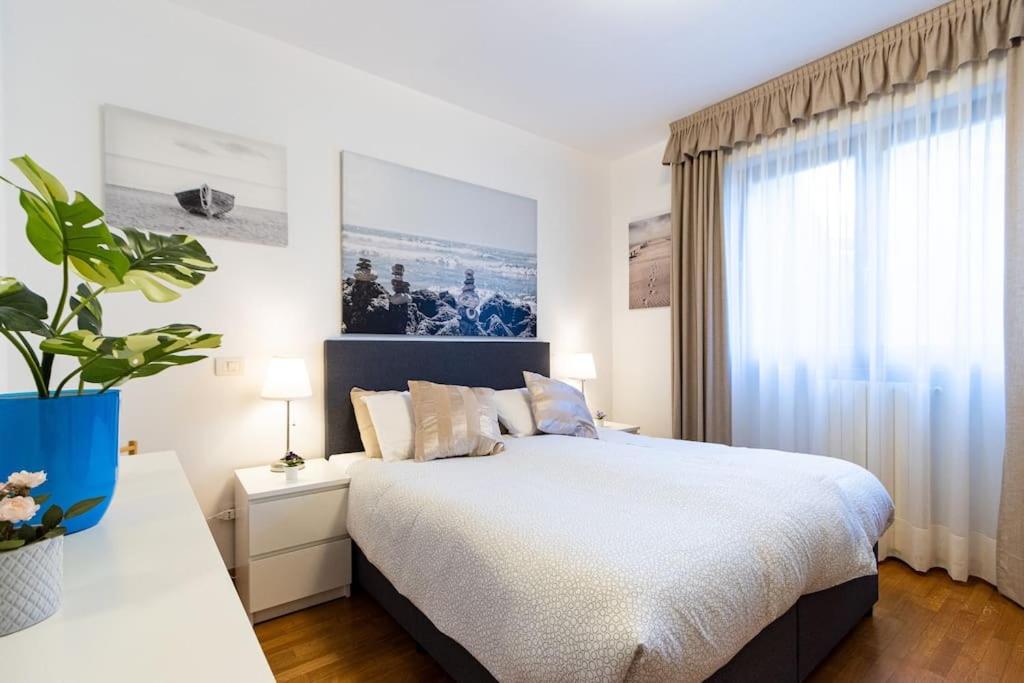 Wraparound Lake Views Bellavista Residence - Housity