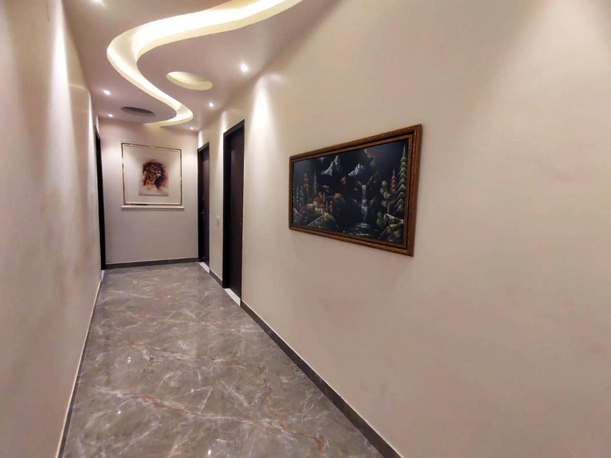 Shaw Estate-Luxurious Farm Stay, Near Expo Mart-Arora Farm - Housity