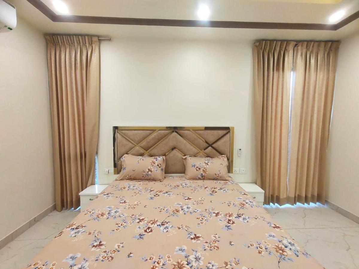 Shaw Estate-Luxurious Farm Stay, Near Expo Mart-Arora Farm - Housity