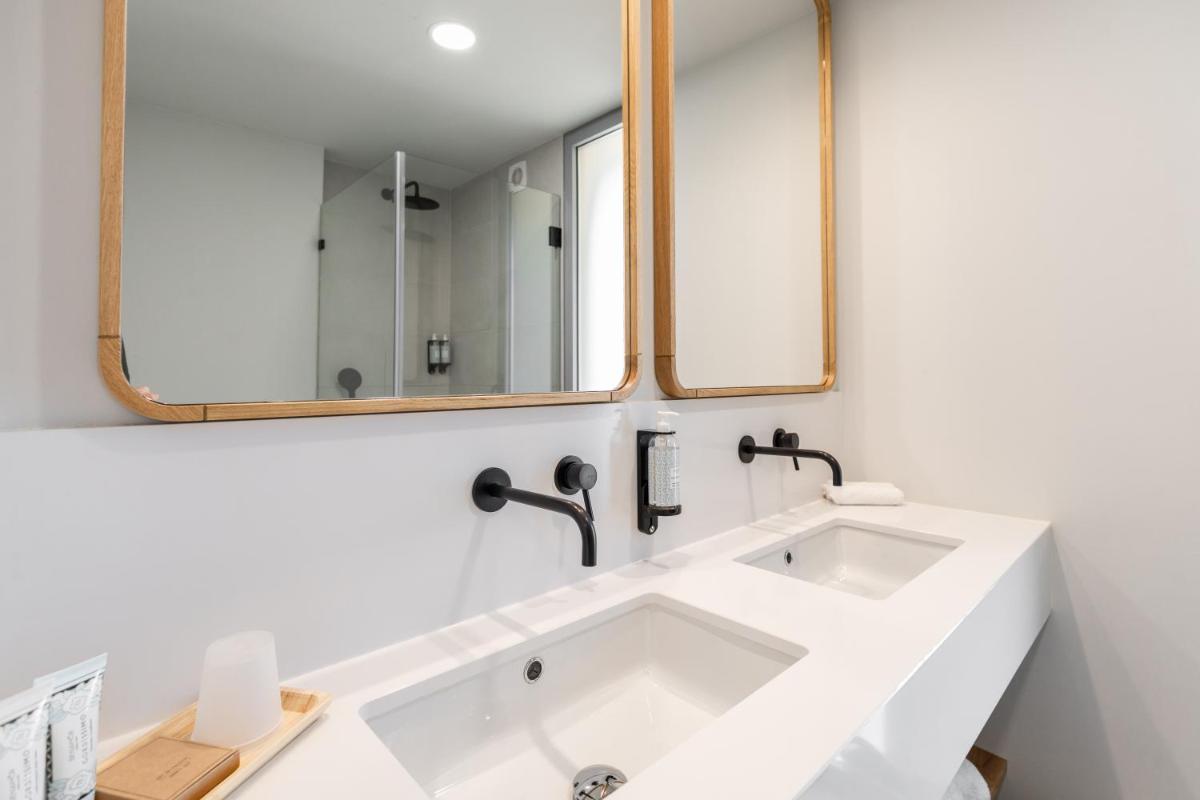 Uma casa de banho em White Shell Beach Villas