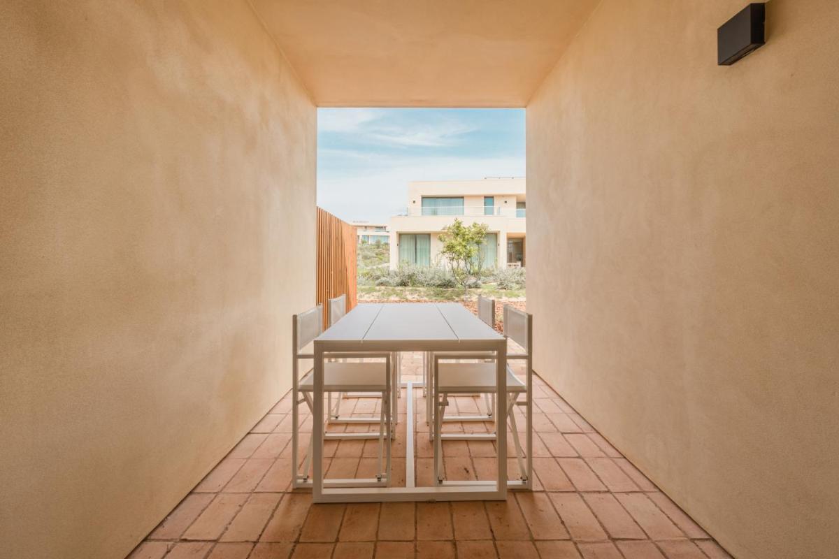 Uma varanda ou terraço em White Shell Beach Villas