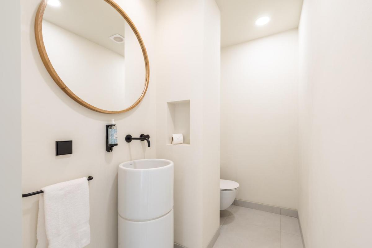 Uma casa de banho em White Shell Beach Villas