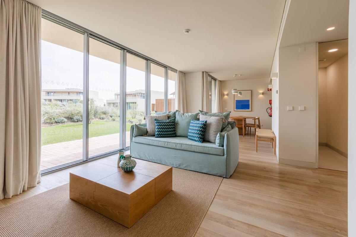 Uma área de estar em White Shell Beach Villas