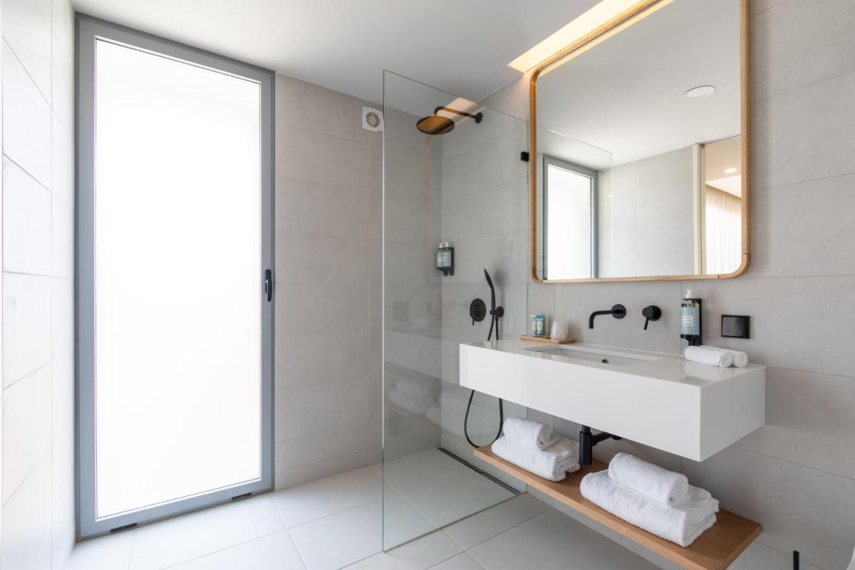 Uma casa de banho em White Shell Beach Villas