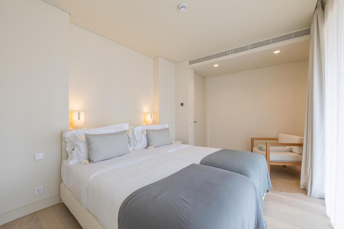 Uma cama ou camas num quarto em White Shell Beach Villas