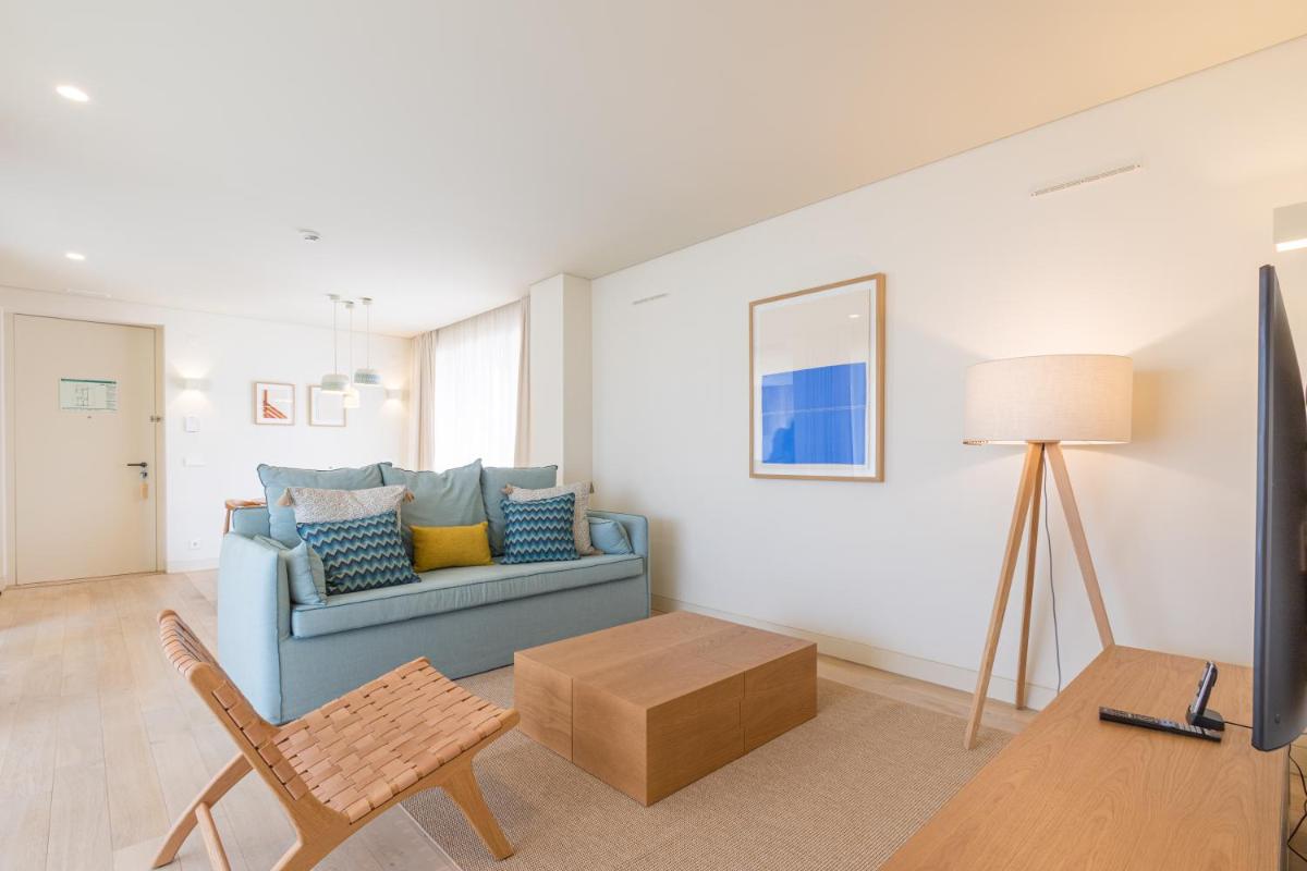 Uma área de estar em White Shell Beach Villas