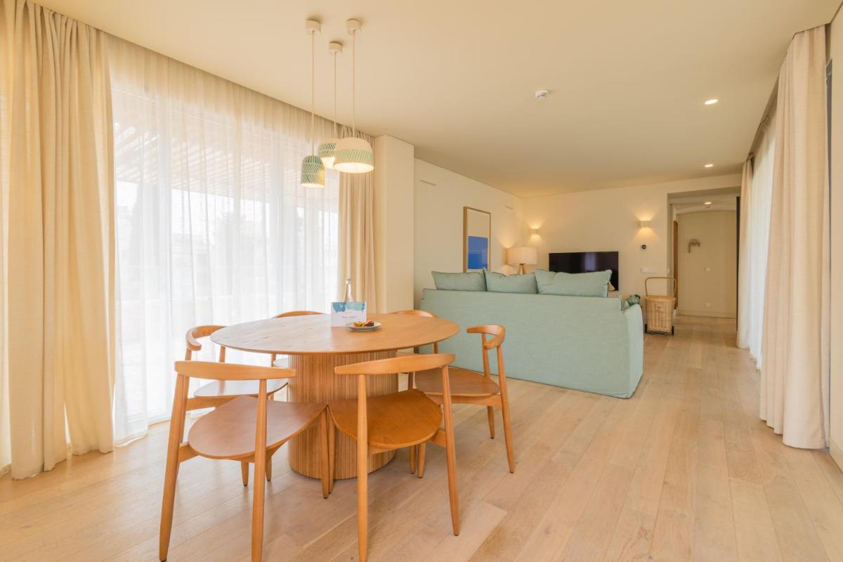 Uma área de estar em White Shell Beach Villas