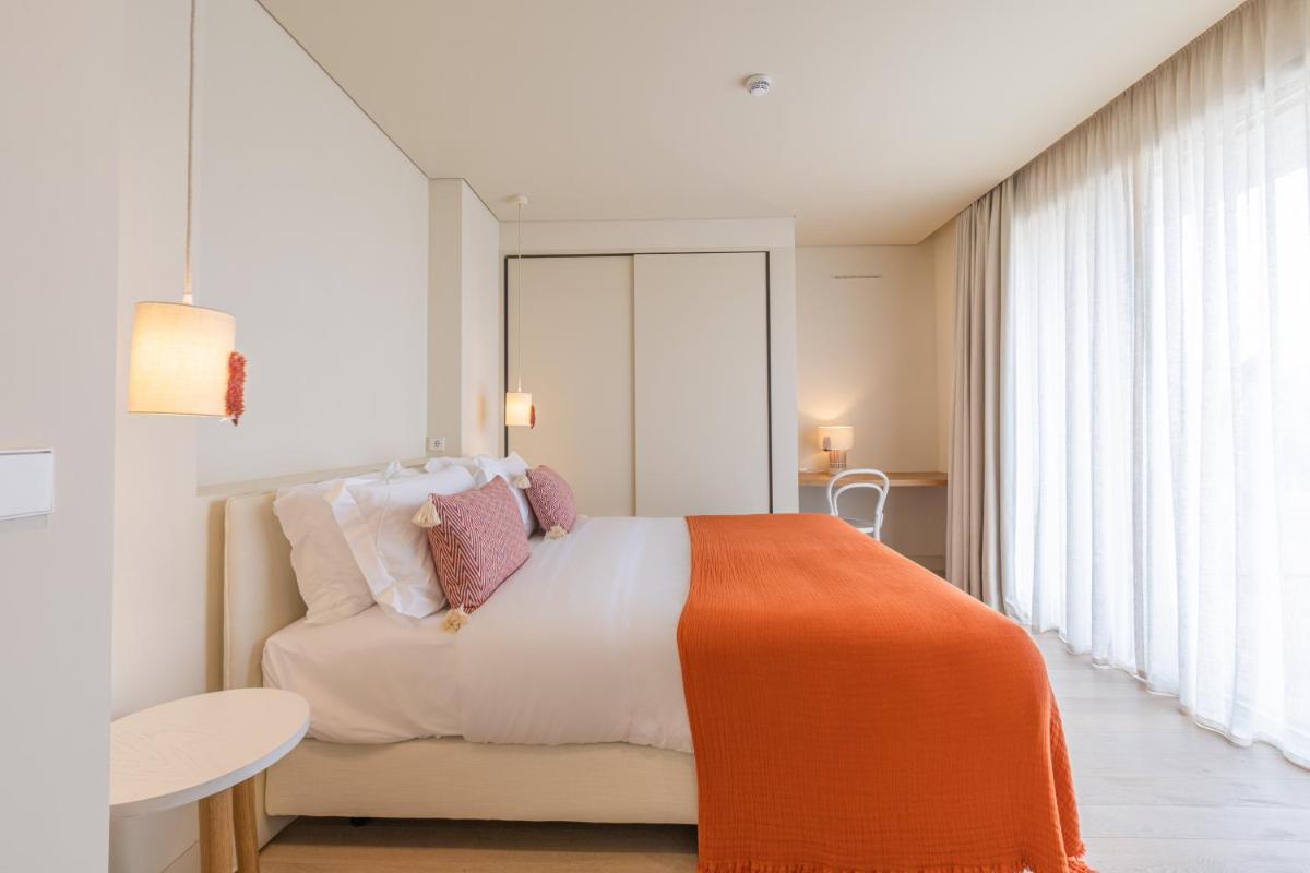 Uma cama ou camas num quarto em White Shell Beach Villas