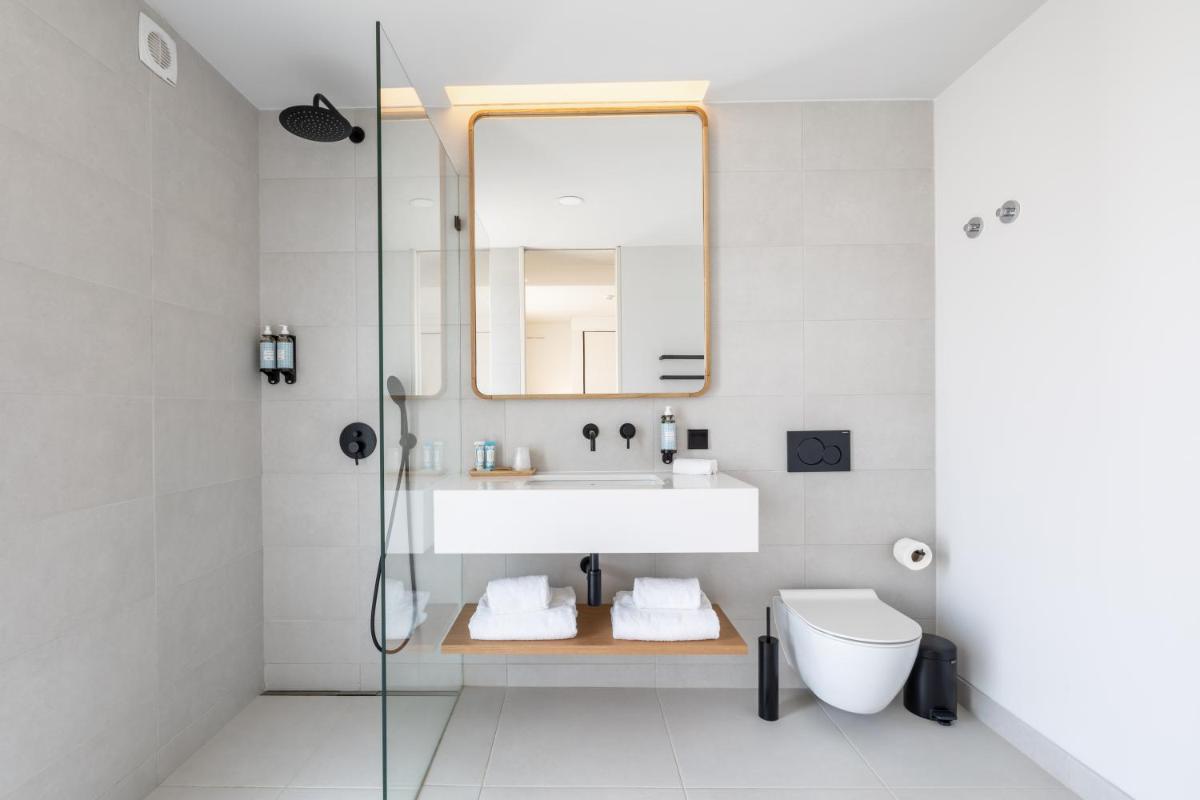 Uma casa de banho em White Shell Beach Villas