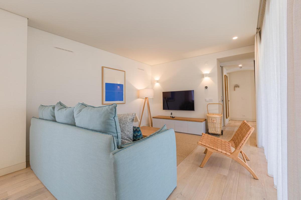 Uma televisão e/ou sistema de entretenimento em White Shell Beach Villas