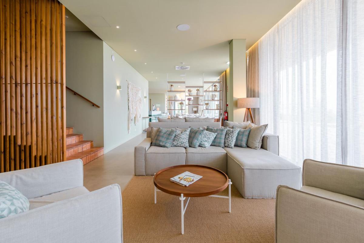 Uma área de estar em White Shell Beach Villas