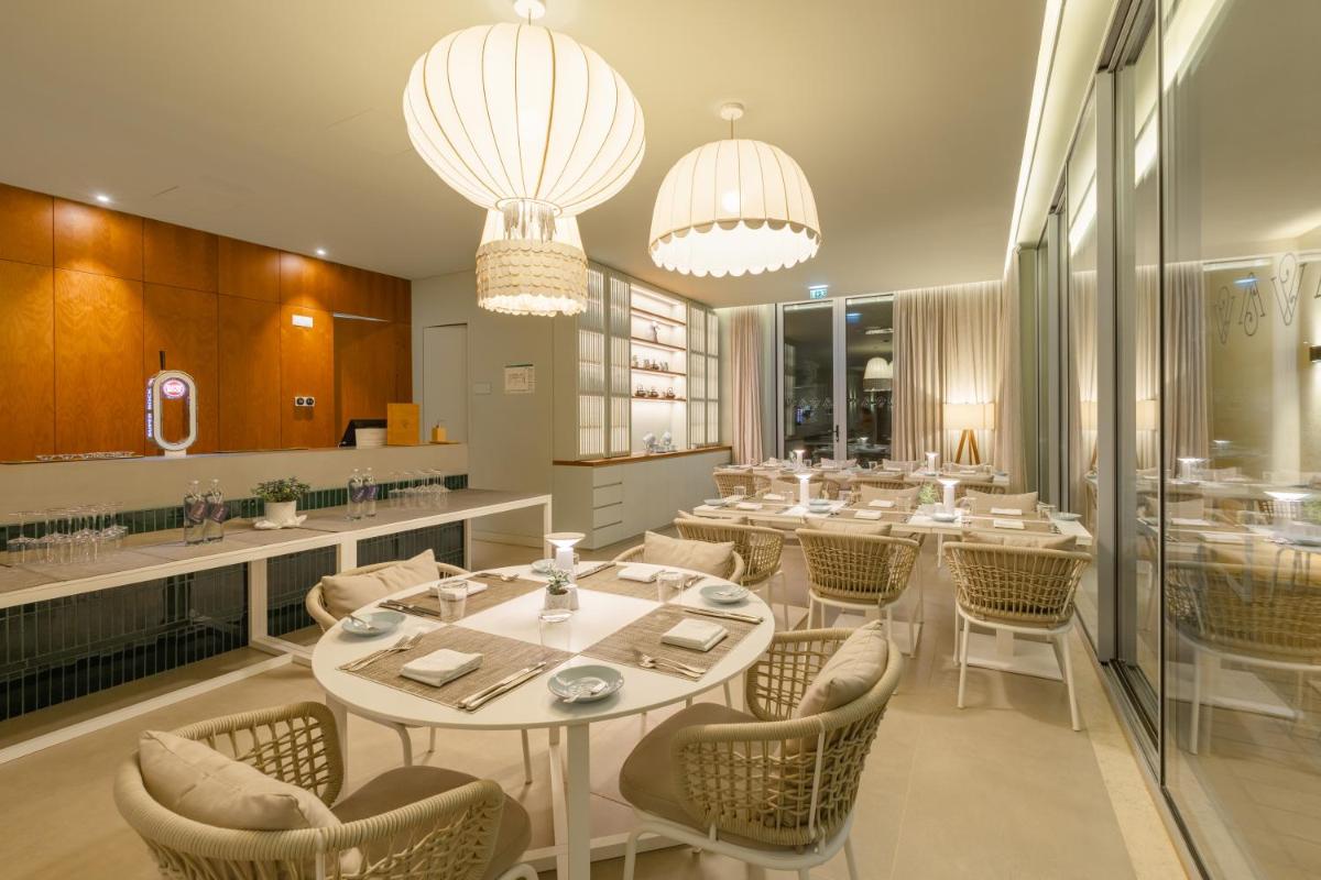 Um restaurante ou outro lugar para comer em White Shell Beach Villas